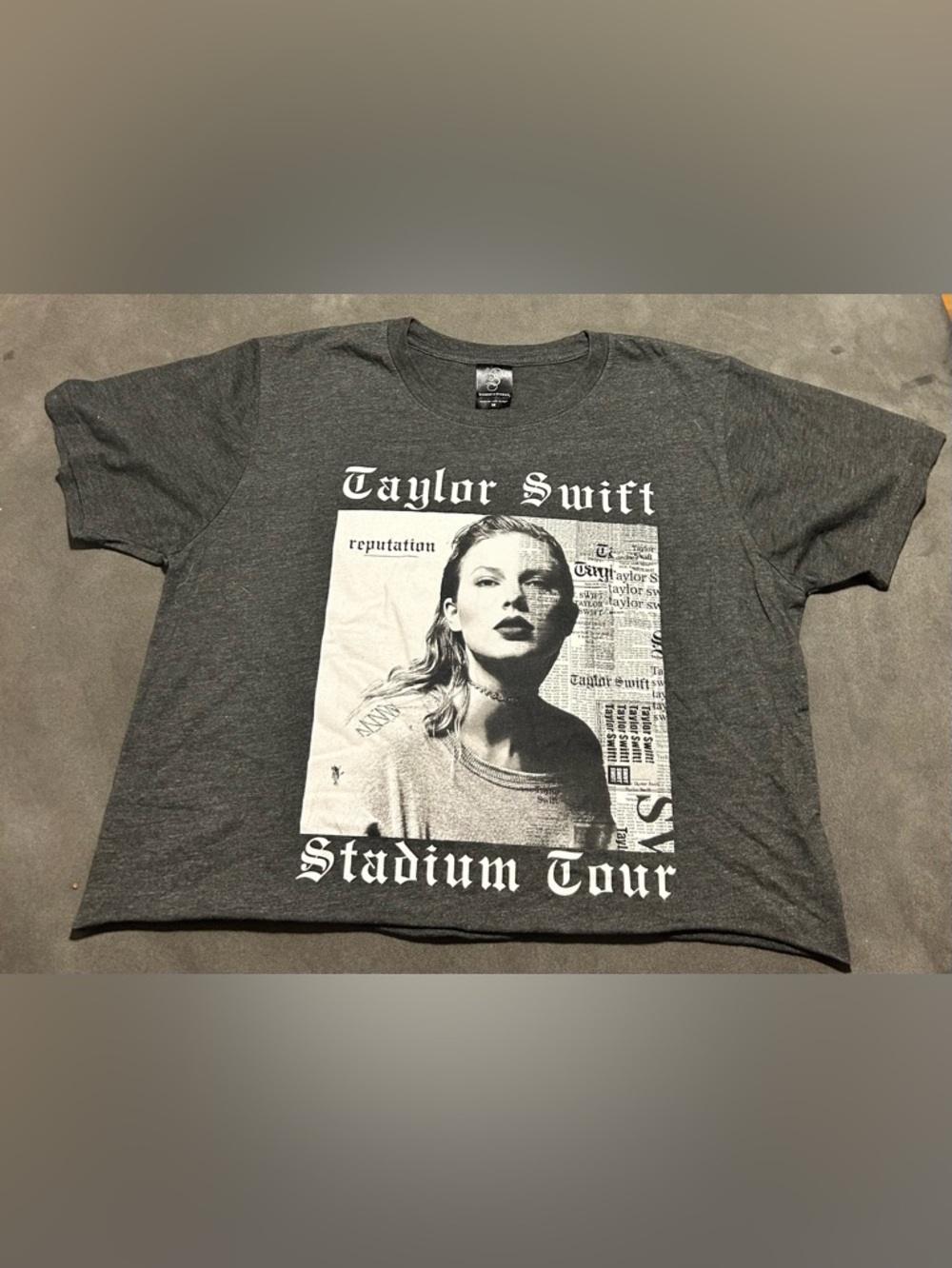 Taylor Swift Reputation Stadium Tour Cropped Tee Women’s Medium Graphic Shirt